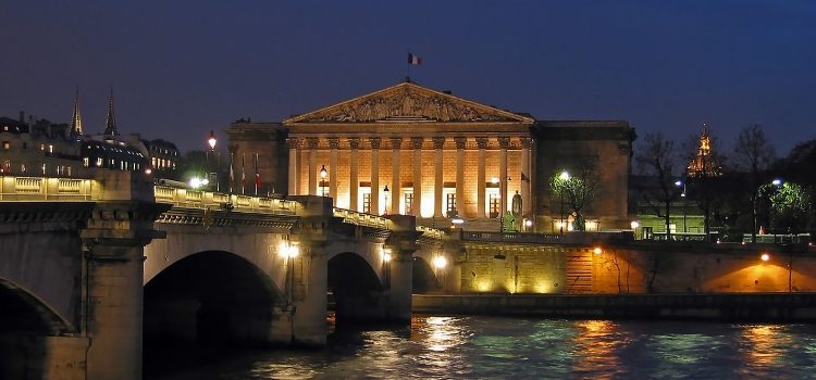 Photo de l'Assemblée nationale de nuit
